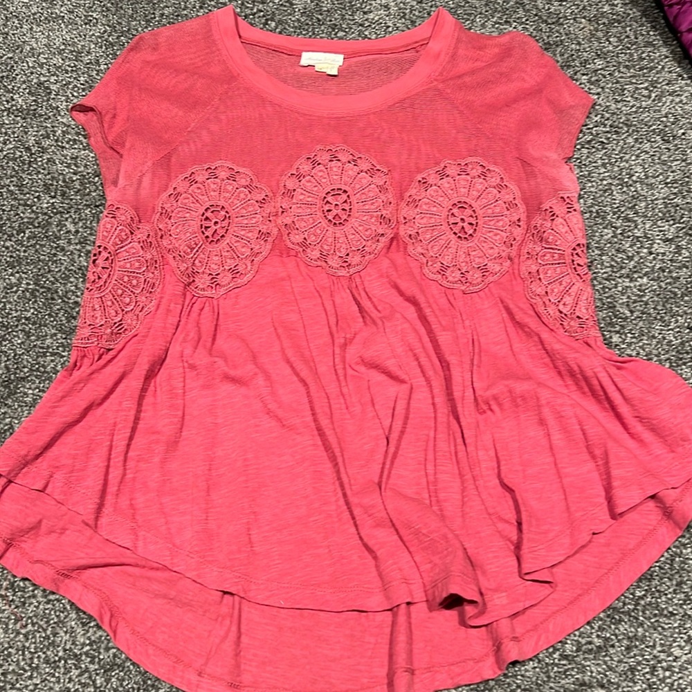 Cute top. Lots of great details. Light and fun